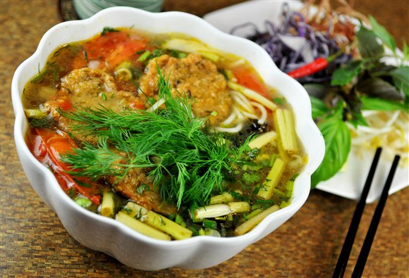 bua-sang-cuoi-tuan-doc-dao-voi-bun-ca-ro-dong-nong-hoi